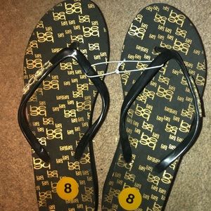 New bebe flip flop